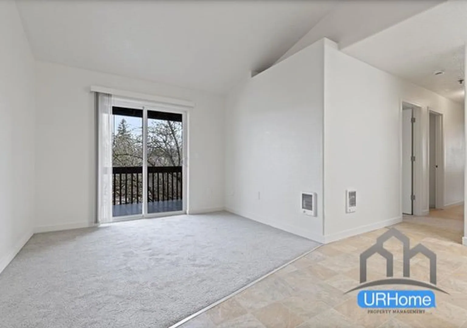 Half Off First Months Rent For Stunning Top-Floor 3-Bed, 2-Bath Unint in Prime SE Portland! — Photo 4