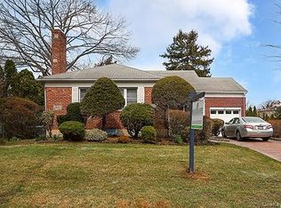 97 Vanderbilt Ave, Manhasset, NY 11030