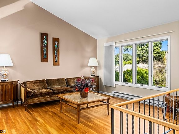 5th image of 14 White Meadow Rd