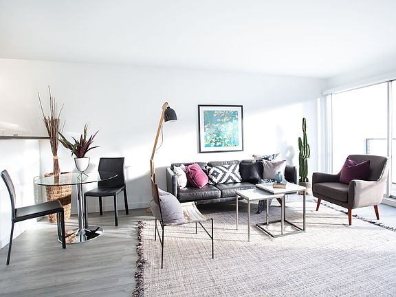 3rd image of 240 Saint Josephs Ave #6437909