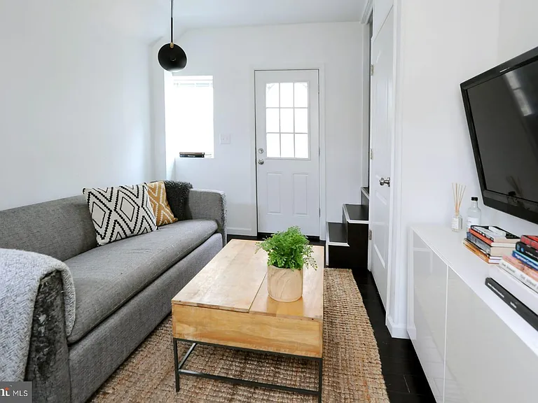 1107 N Lee St — Photo 5