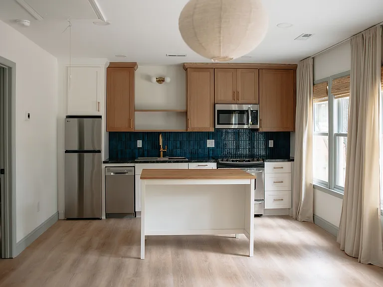 212 S Mendenhall St #B — Photo 2