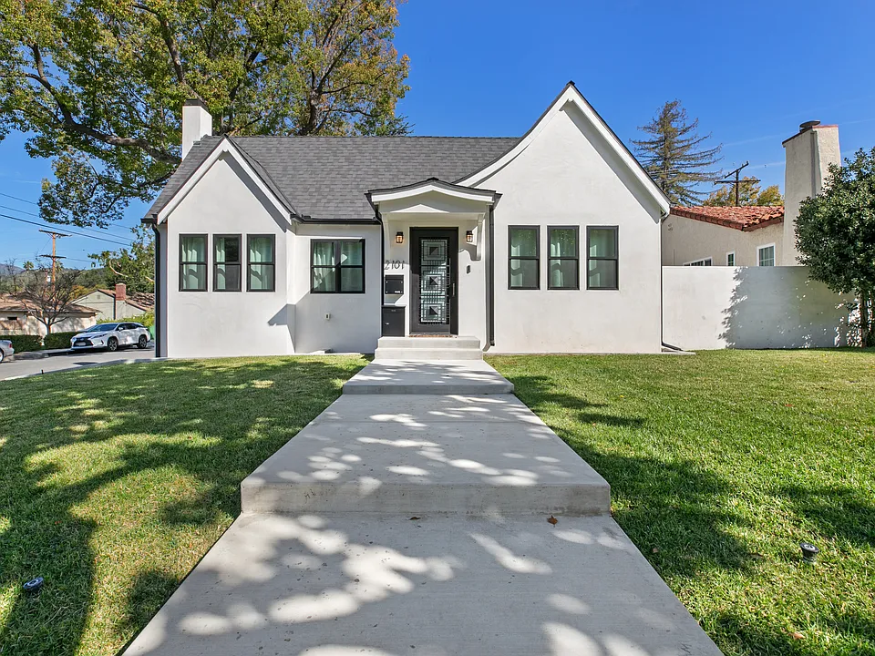 2101 E Glenoaks Blvd