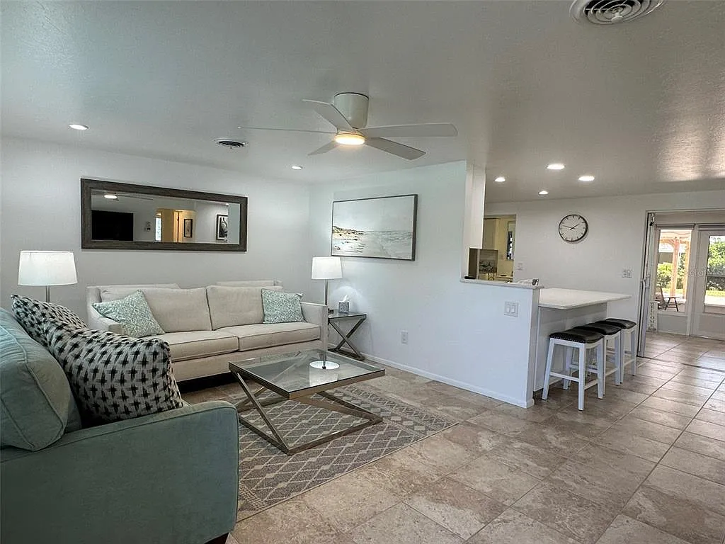3 bed, 2.0 bath, 1322 sqft, $5,000 — Photo 4