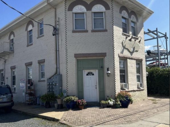 24 Bay Ave APT 7