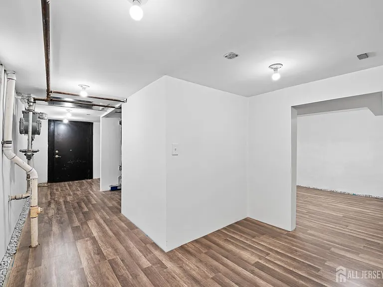 255 6th Ave — Photo 23