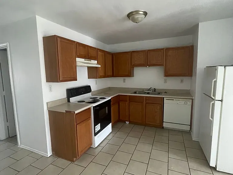 3404 Barcelona Dr — Photo 5
