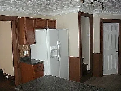 214 E Bremer St — Photo 3