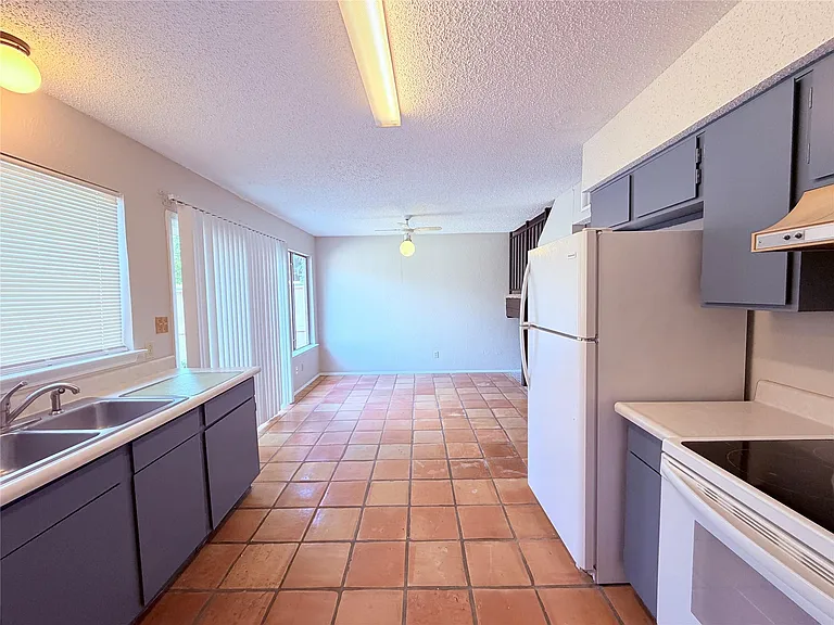 9611 Blue Creek Ln — Photo 16