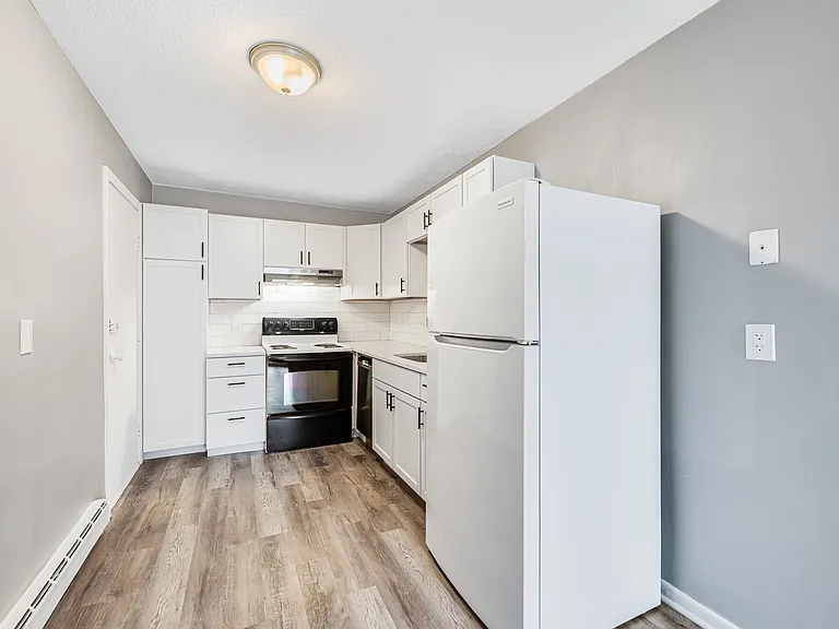 16 Waldemar Ave #206 — Photo 11