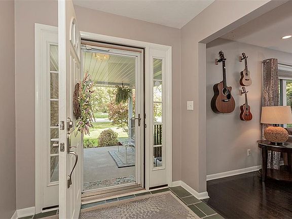 3rd image of 593 Lander Dr