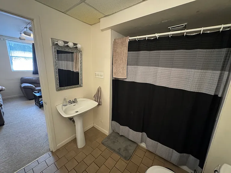 1208 W Roscoe St #G — Photo 7