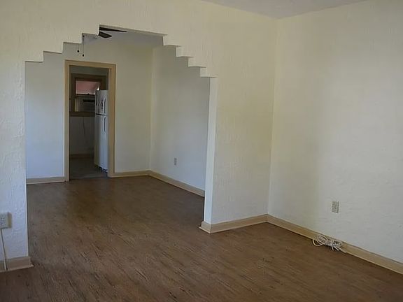 3rd image of 1050 Queen St S