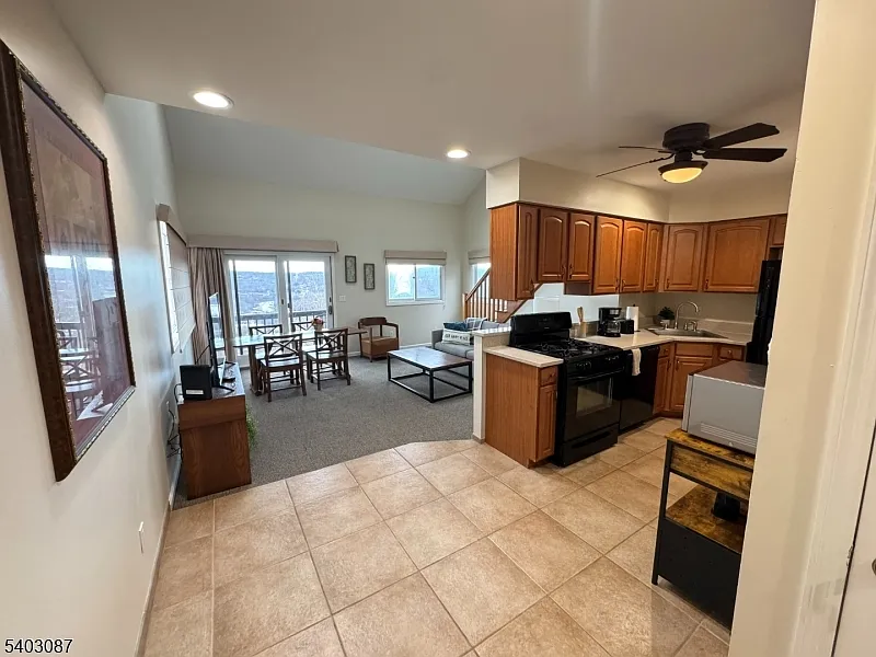 2 bed, 2.0 bath, 900 sqft, $2,200 — Photo 2