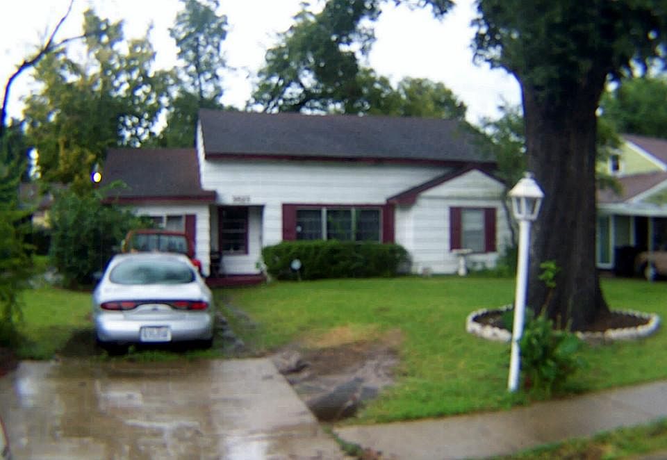 2nd image of 3823 Alberta St