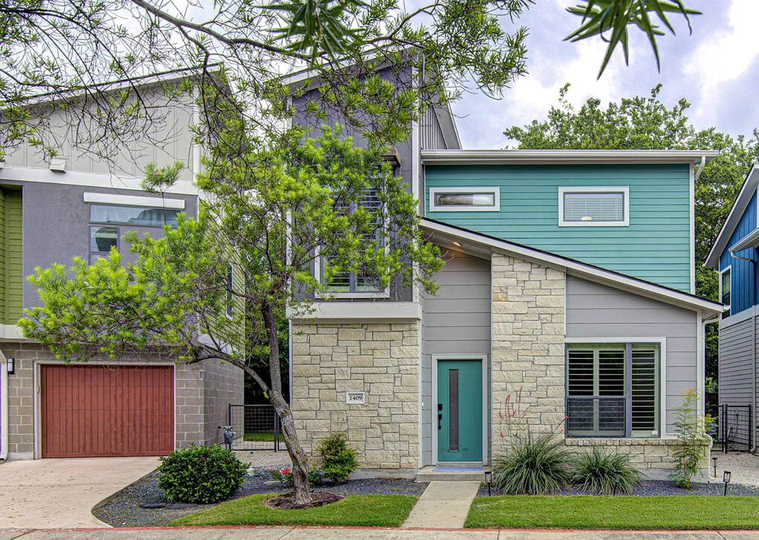 **Two Weeks Free Rent Spacious 3-Bedroom Home With Detached Garage & Hoa-Maintained Exterior — Photo 2