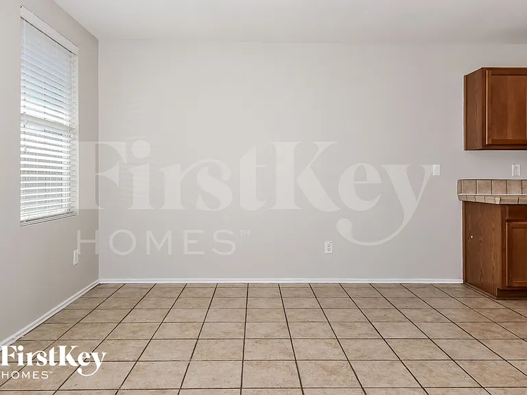 609 Rosemary Dr — Photo 6
