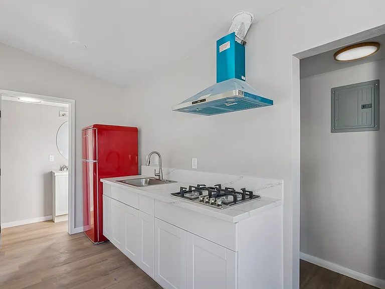 890 E Ash St #4 — Photo 3