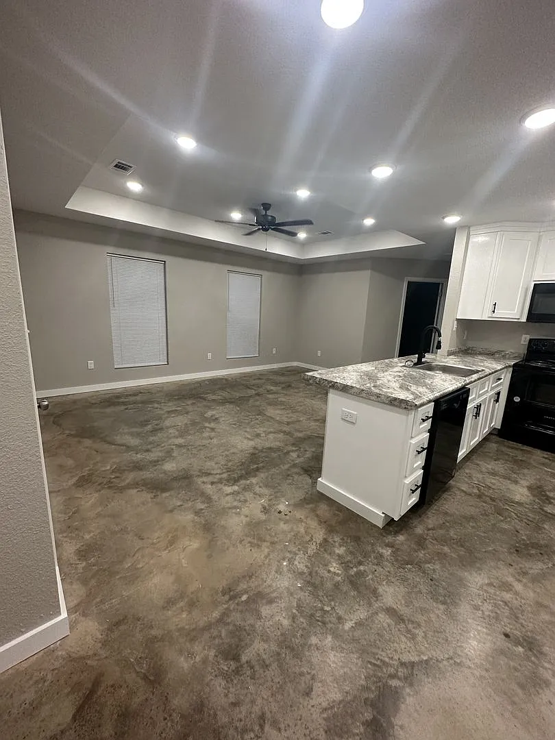 3 Bed 2 Bath House On An Acre Of Land! Pet Friendly! — Photo 3