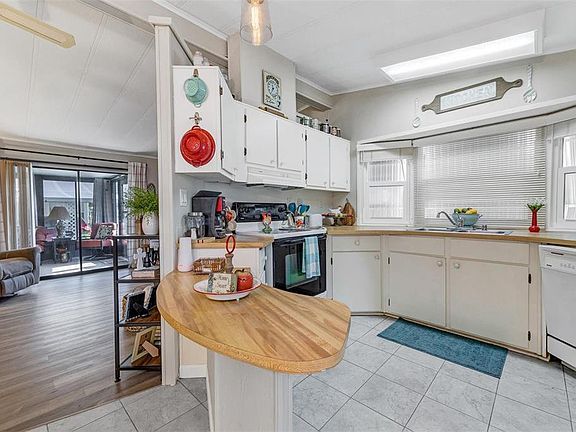 3rd image of 728 Watersedge St
