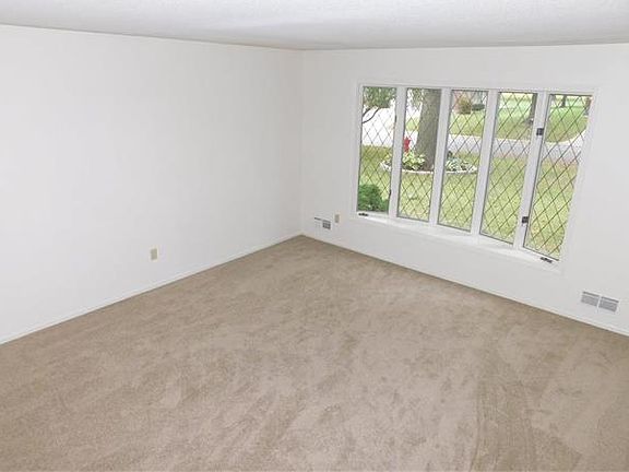 5th image of 404 NE Tahoe Dr