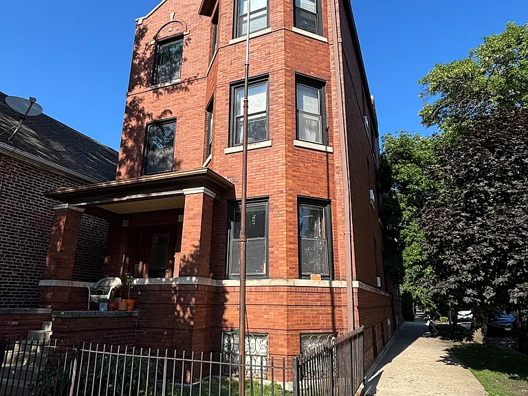2101 N Leavitt St #3 — Photo 1