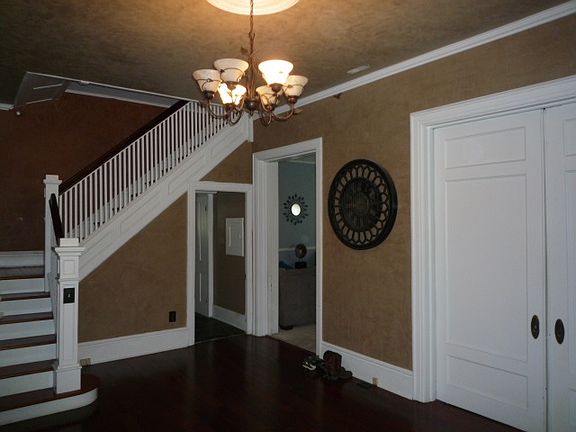 4th image of 719 Busseron St