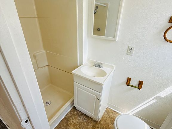 5th image of 900 Owens St APT 3