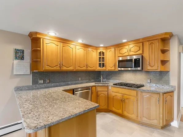 172 Chestnut St APT 9, North Andover, MA 01845