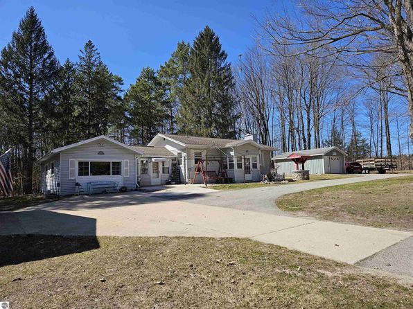 7497 N Seven Mile Rd, Lake City, MI 49651