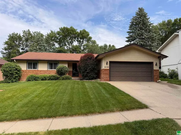 6105 Pine View Dr, Sioux City, IA 51106