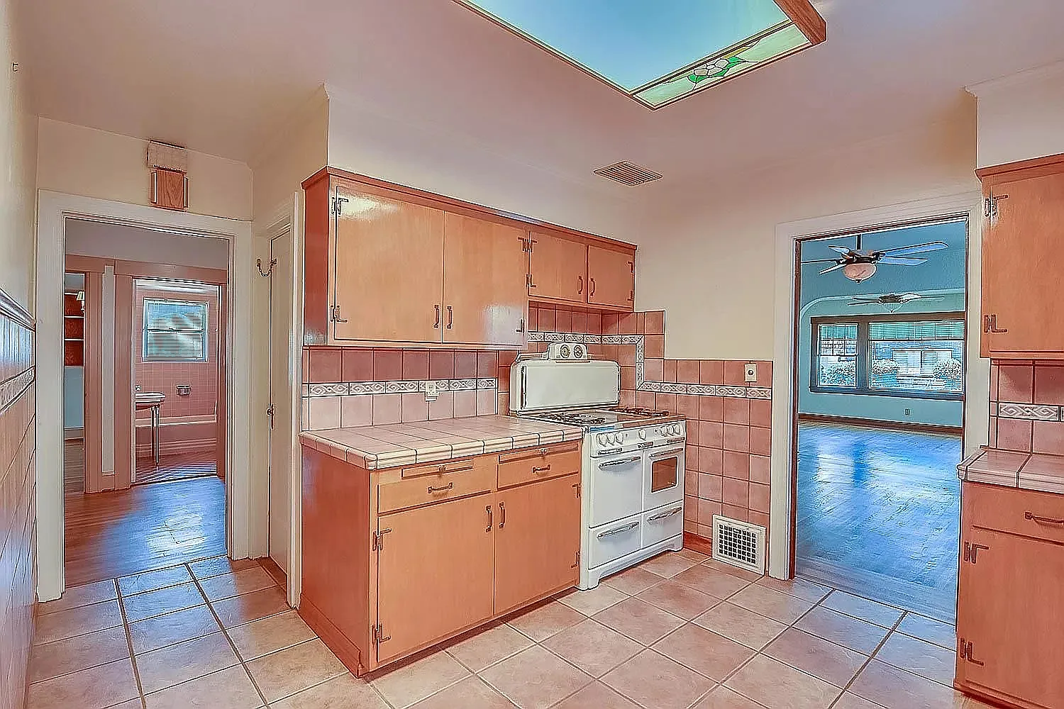5 bed, 1961 sqft, $3,480 — Photo 3