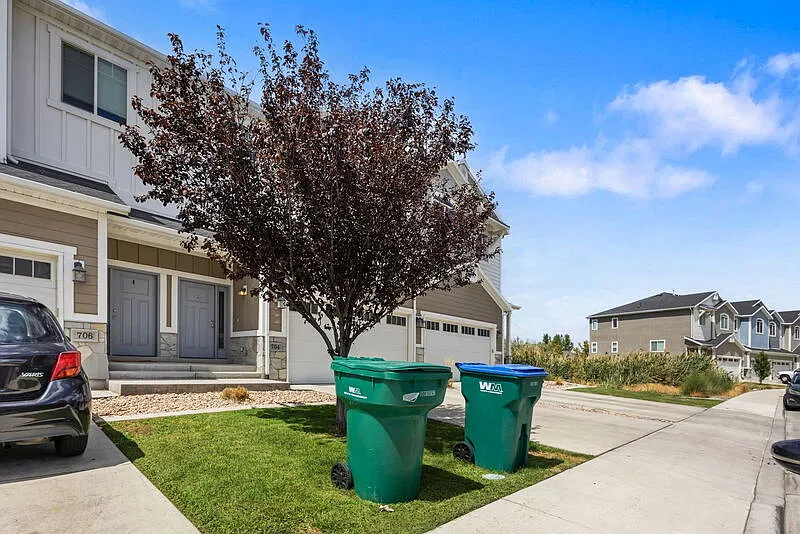 4 bed, 2.5 bath, 2192 sqft, $2,300 — Photo 4