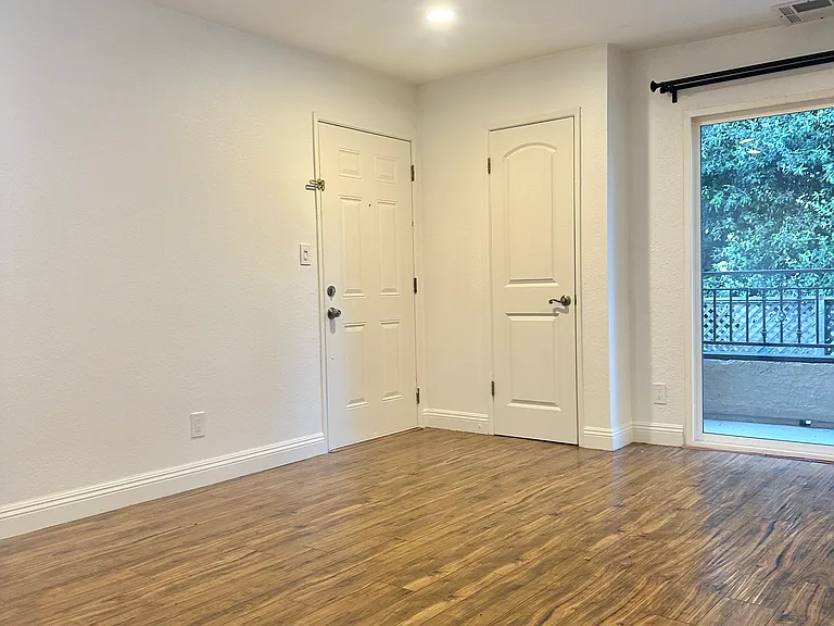 6620 Hazeltine Ave #110 — Photo 16