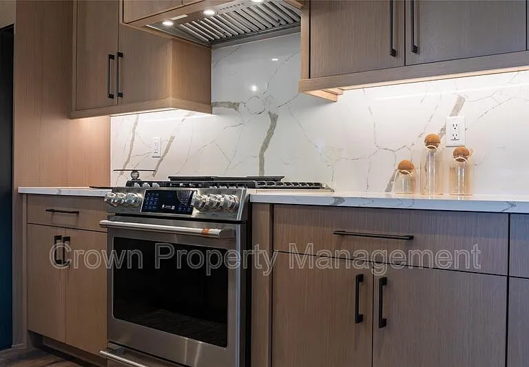 317 Akers Ln #G — Photo 5
