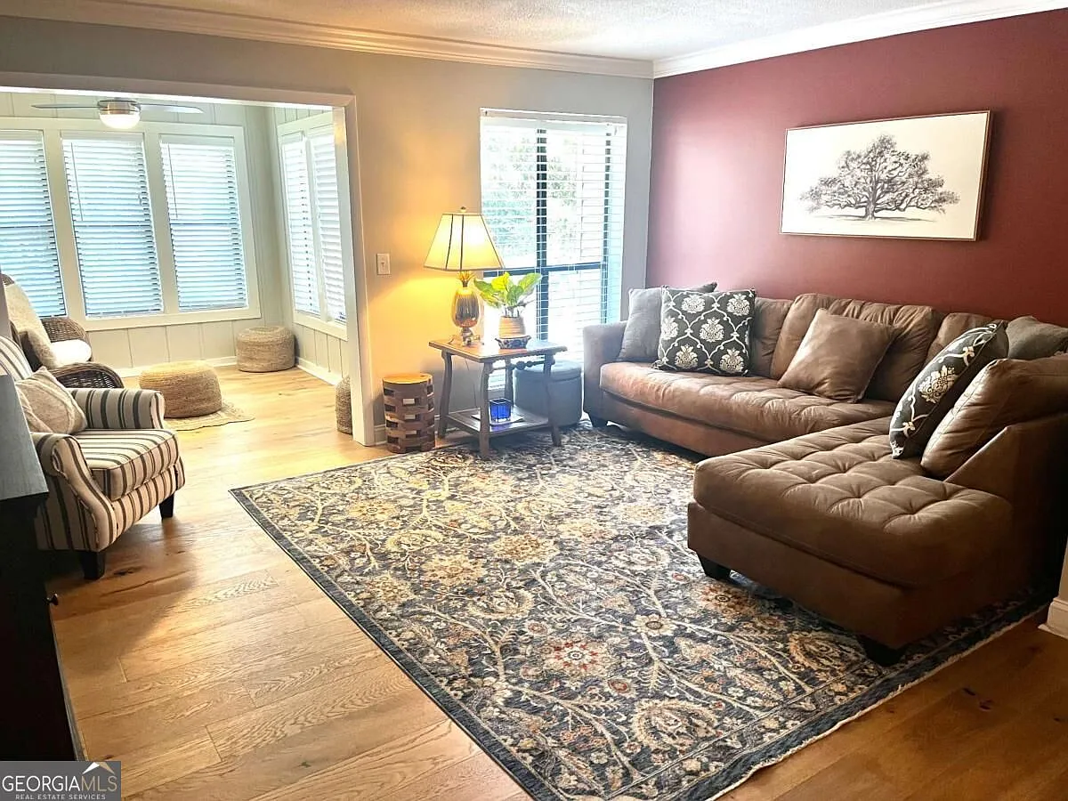 3 bed, 2.0 bath, 1400 sqft, $3,995 — Photo 3