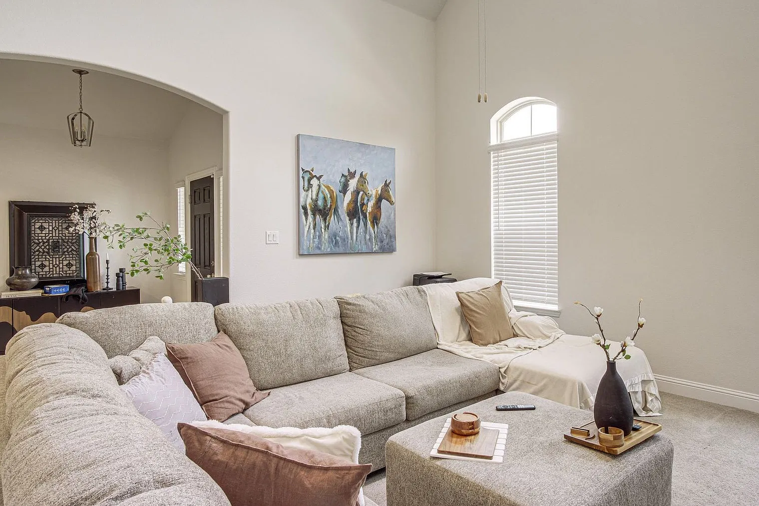 3 bed, 2.0 bath, 2647 sqft, $5,031 — Photo 3