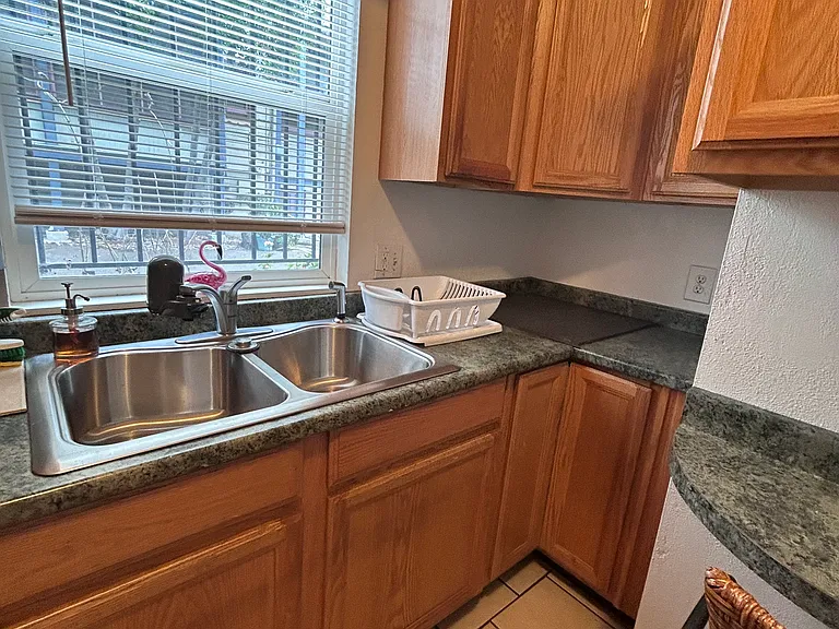 1119 N San Joaquin St — Photo 8