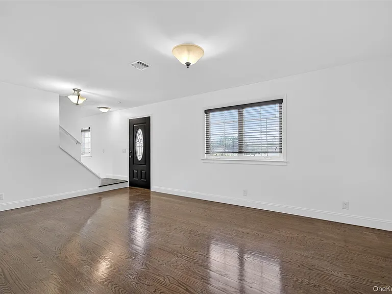 8 Lee Gray Ct — Photo 3