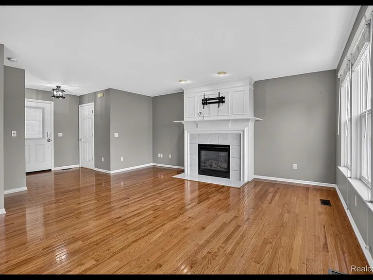 5001 Meadow Crest Cir — Photo 11