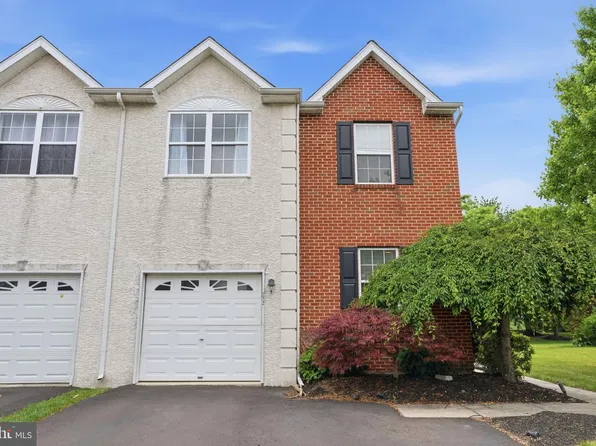 272 Hampshire Dr, Sellersville, PA 18960