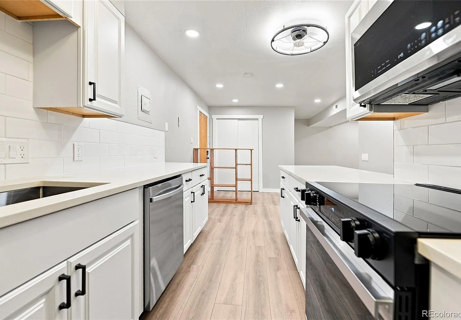 2 bed, 1.0 bath, 913 sqft, $1,975 — Photo 2