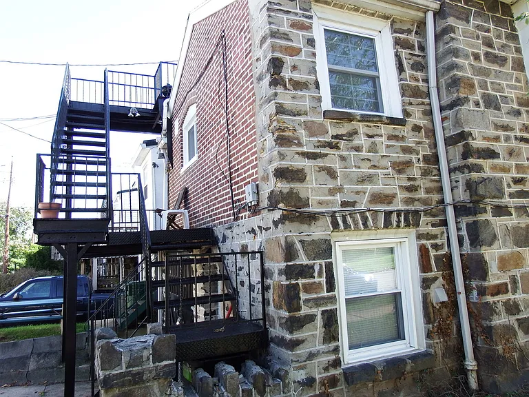 1018 E 36th St — Photo 26