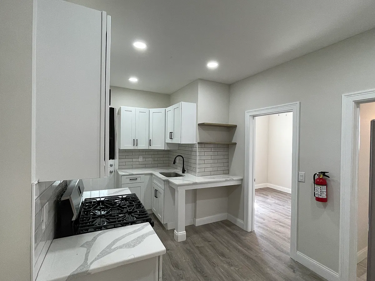 Building Photo - 17 Conover Ave #2R