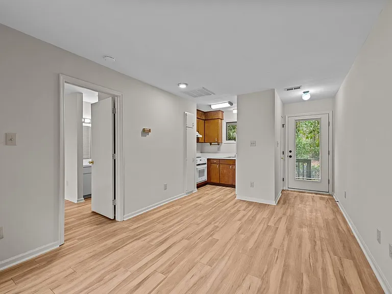 117 Bernhurst Rd — Photo 10