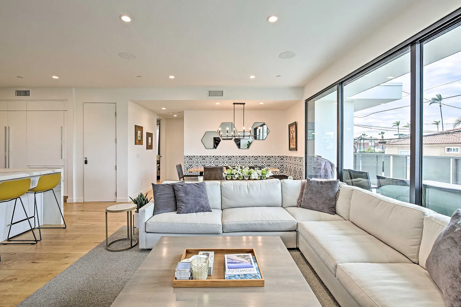 3 bed, 3.0 bath, 1657 sqft, $6,806 — Photo 3