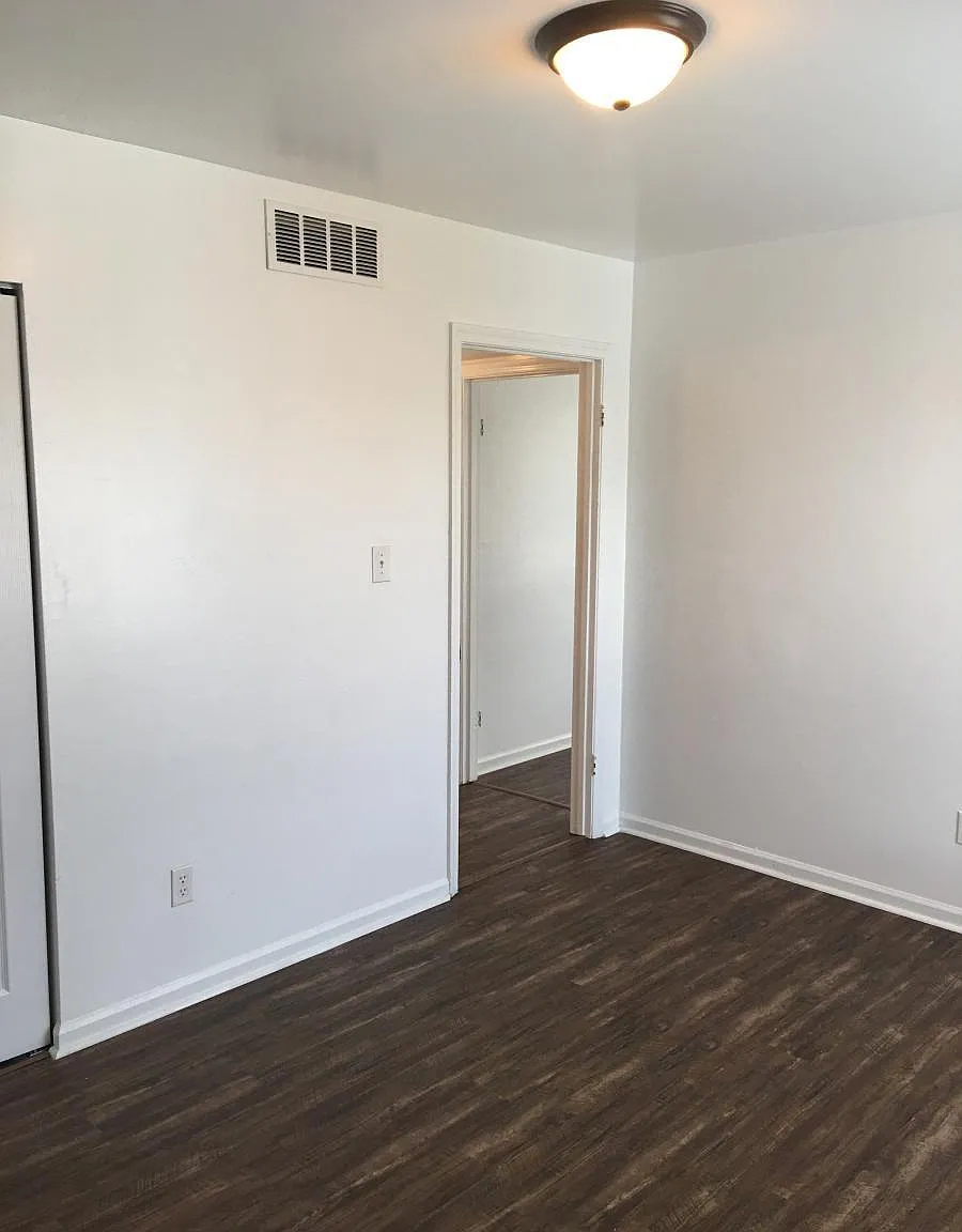 Lakeside Plaza Apartments — Photo 4