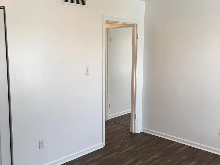 Lakeside Plaza Apartments — Photo 5