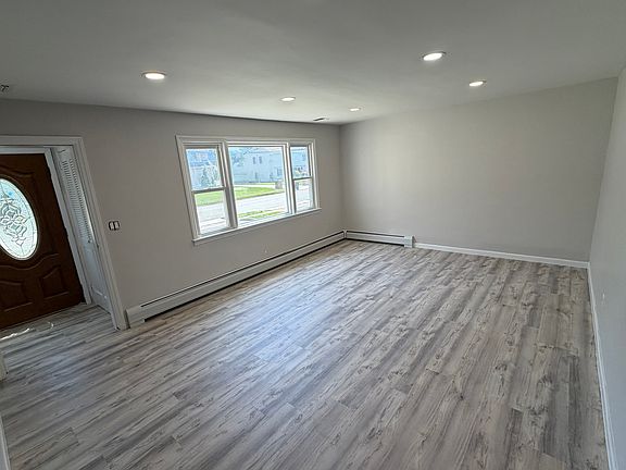 4th image of 132 Concord St