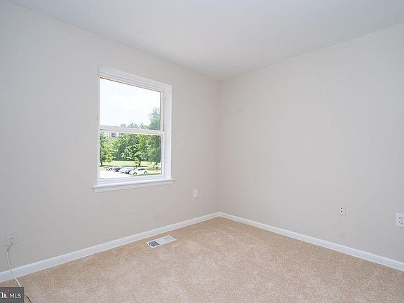 3rd image of 220 Stevenson Sq
